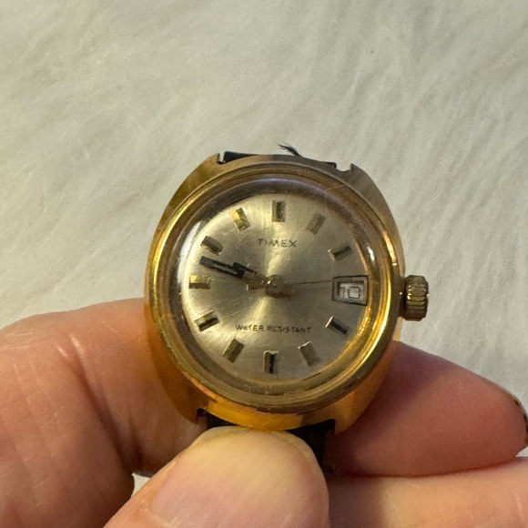 Vintage Women Timex Watch Water Resistant. Works - Picture 2 of 5
